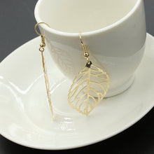 Load image into Gallery viewer, Dangling Metal Leaves Drop Earring